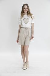 Önü Kalp Nakış Ve Taş Süsleme Detaylı Kısa Kollu Tişört